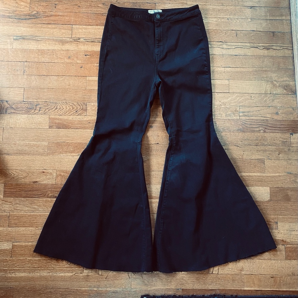 Free People We The Free Just Float On Extreme Flare Black Jeans size 32 Short